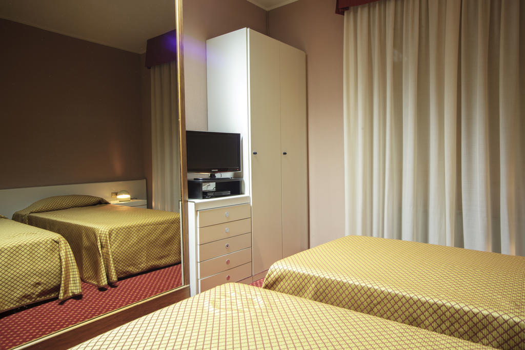 Hotel I Diamanti Garlasco Pokoj fotografie