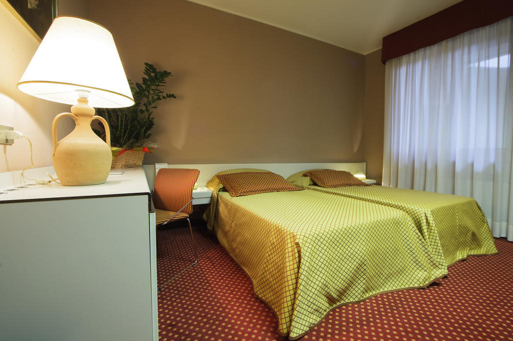 Hotel I Diamanti Garlasco Pokoj fotografie